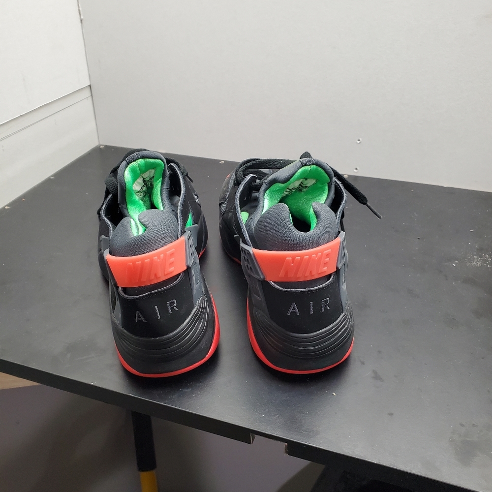 Black size 9.5 Nike Huarache's